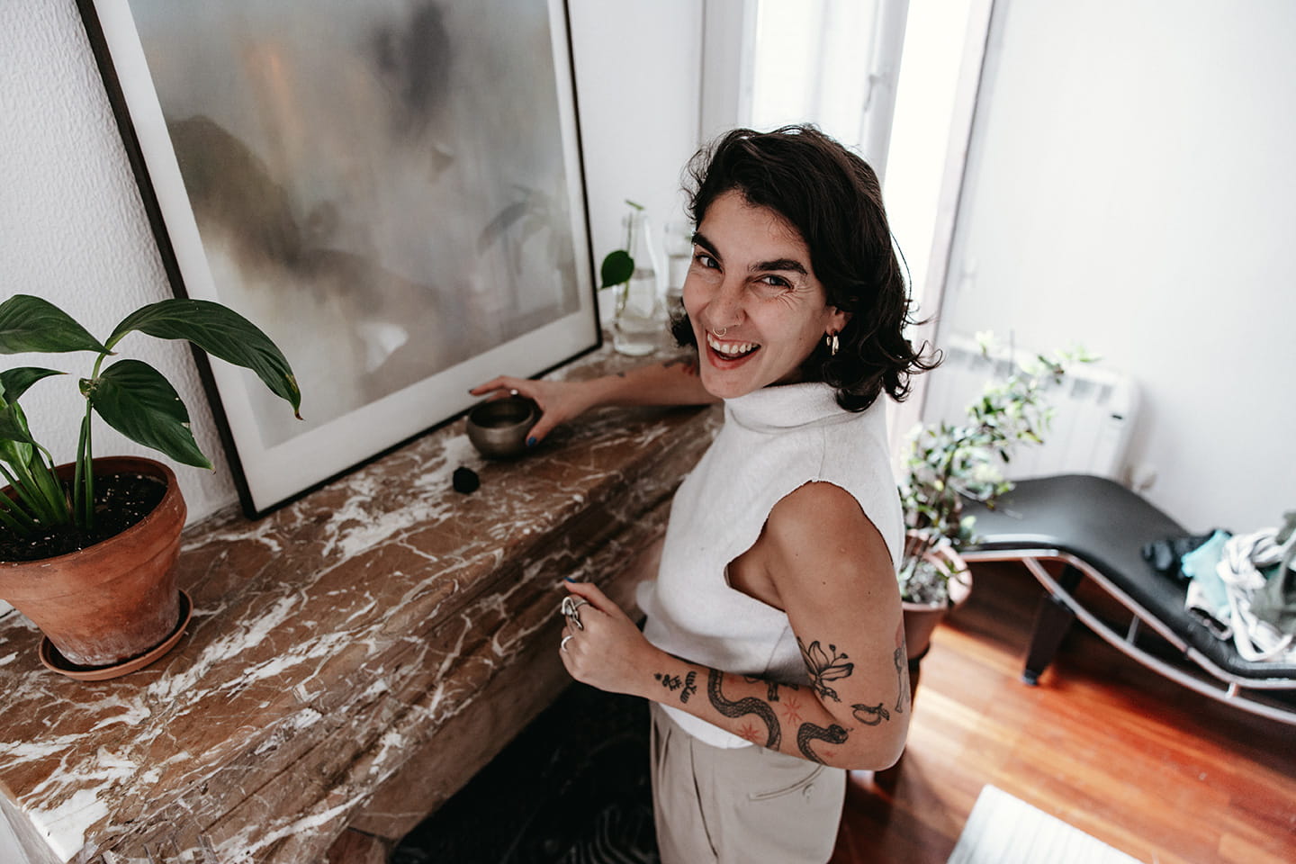 Javi Besnier de pie en su consulta, sonriendo junto a una mesa con plantas